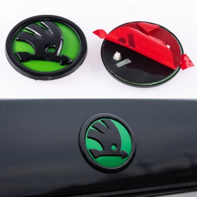 Емблема значок на капот, багажник Skoda Шкода 80мм чорно зелений 5JD853621A