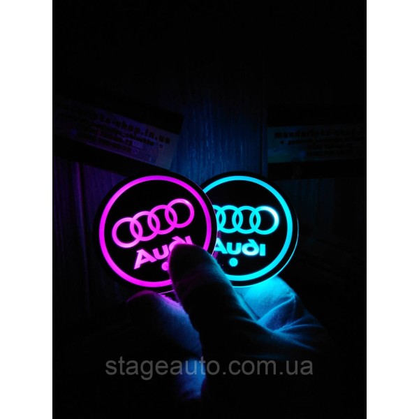 Подсветка подстаканника с логотипом автомобиля AUDI.