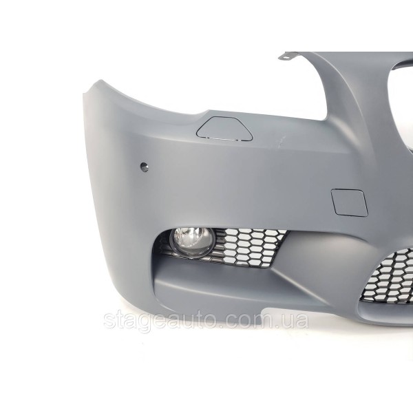 Передний бампер на BMW 5 Series F10 / F11 / F18 2010-2017 год ( в стиле M5 с решетками под туманки )