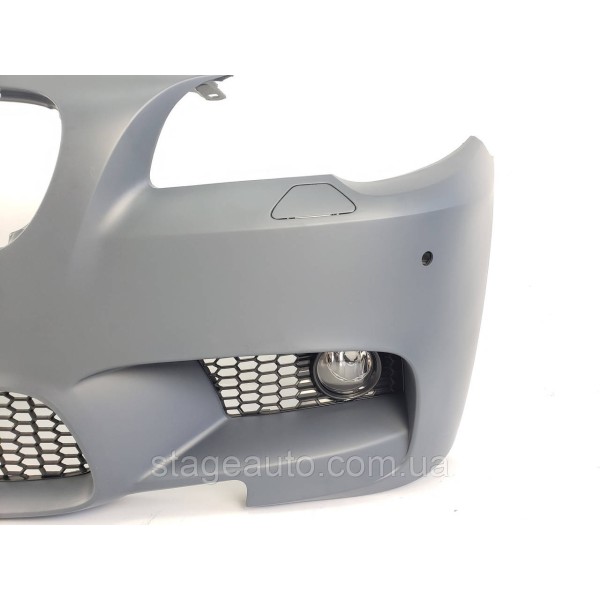 Передний бампер на BMW 5 Series F10 / F11 / F18 2010-2017 год ( в стиле M5 с решетками под туманки )